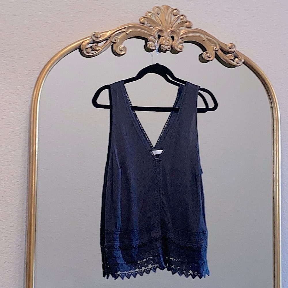 Lush Sleeveless V-neck Top Size L
